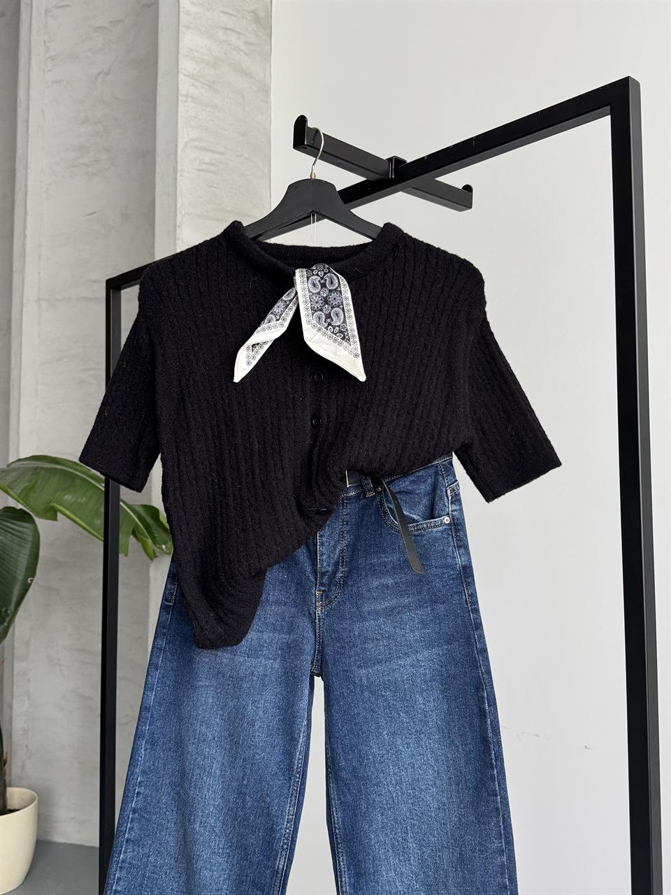 Fular Detaylı Siyah Triko Kazak