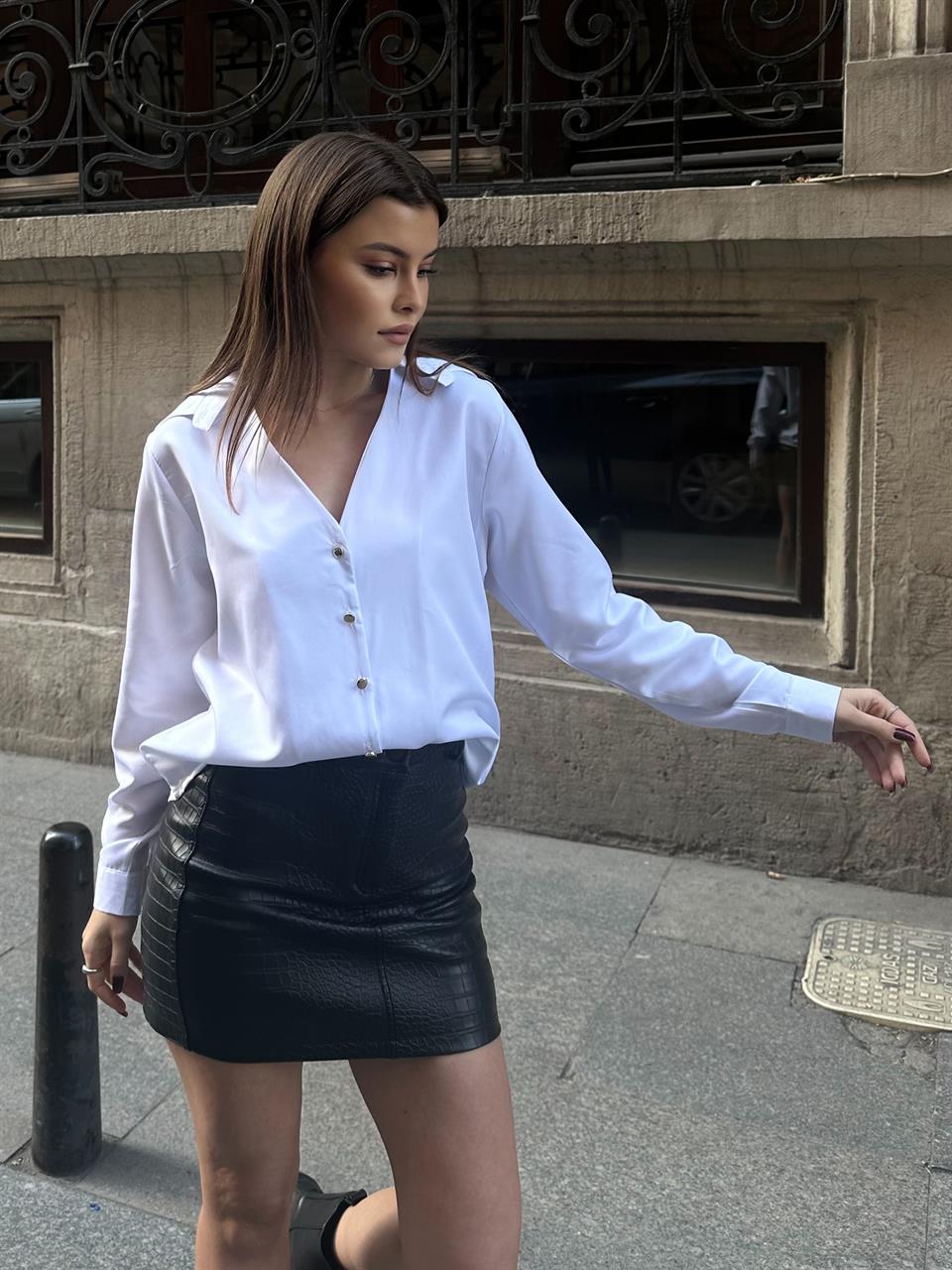 Gold Düğmeli Beyaz Gömlek