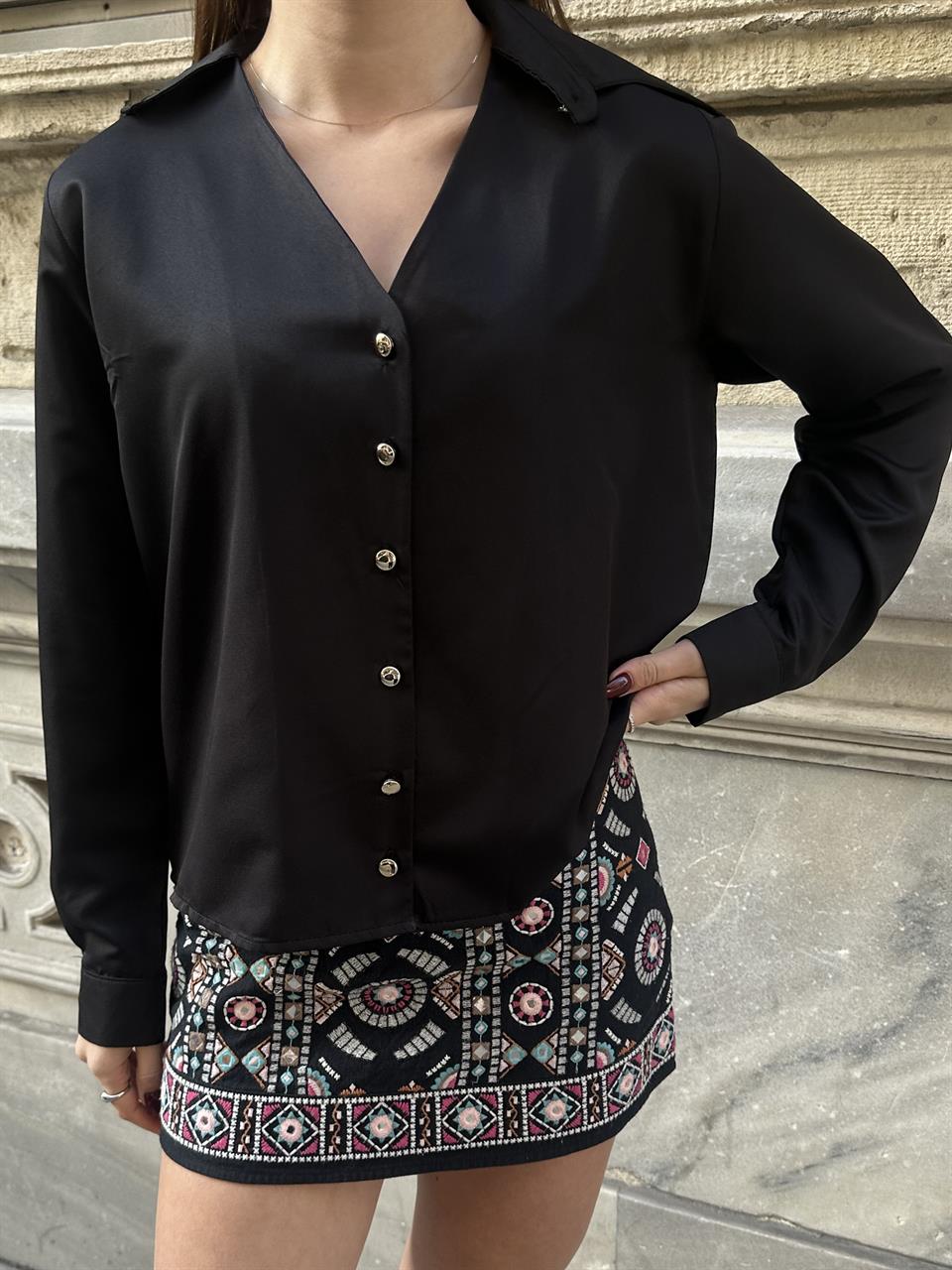 Gold Düğmeli Siyah Gömlek