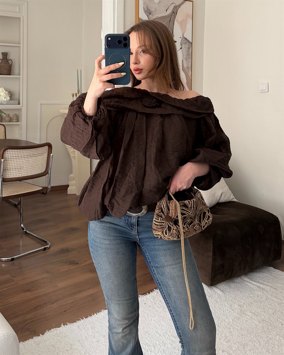 Gül Detaylı Kayık Yaka Kahverengi Bohem Bluz