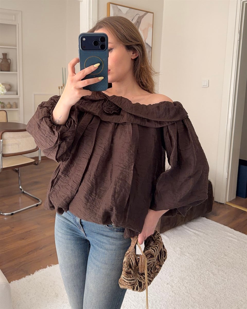 Gül Detaylı Kayık Yaka Kahverengi Bohem Bluz