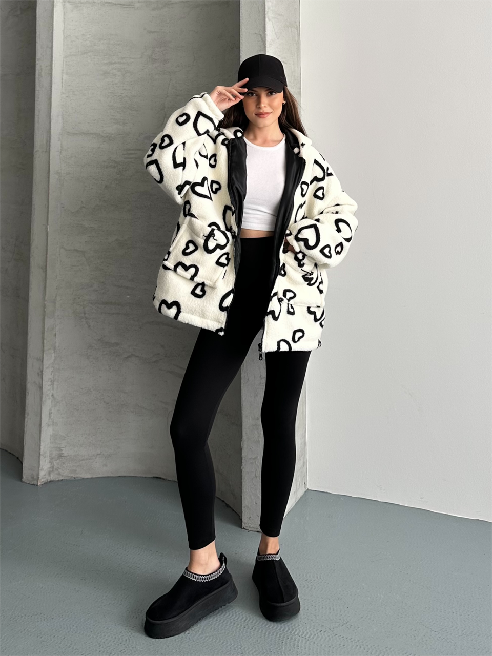 Heart Oversize Kapüşonlu Beyaz Peluş Mont