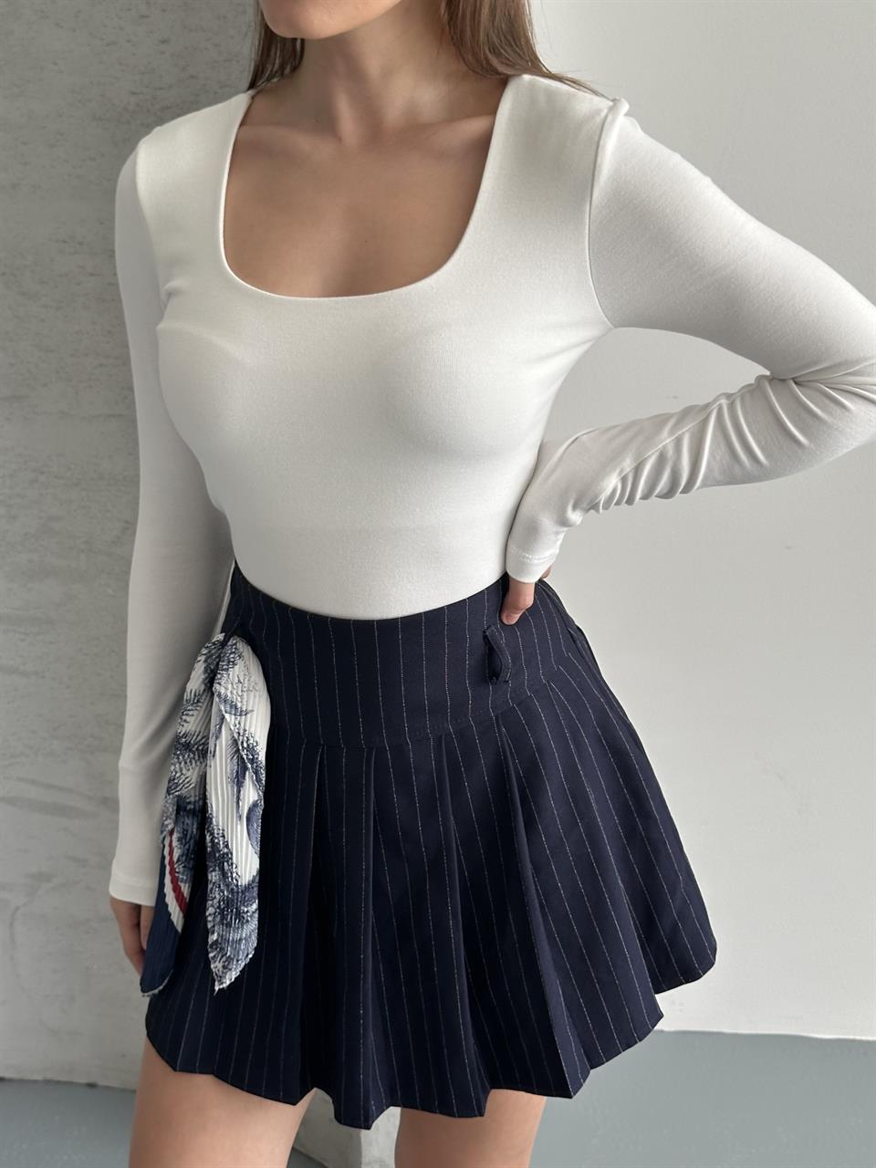 Kare Yaka Beyaz Bluz