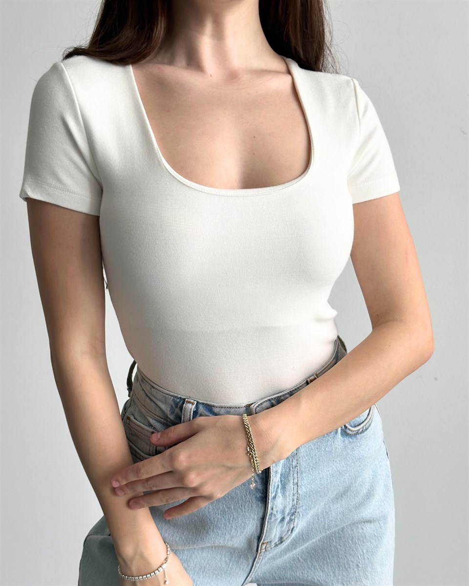 Kare Yaka Beyaz Tişört