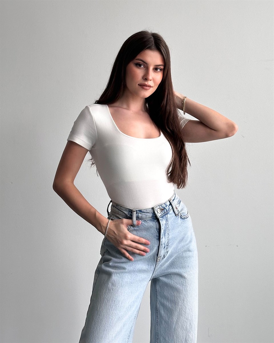 Kare Yaka Beyaz Tişört