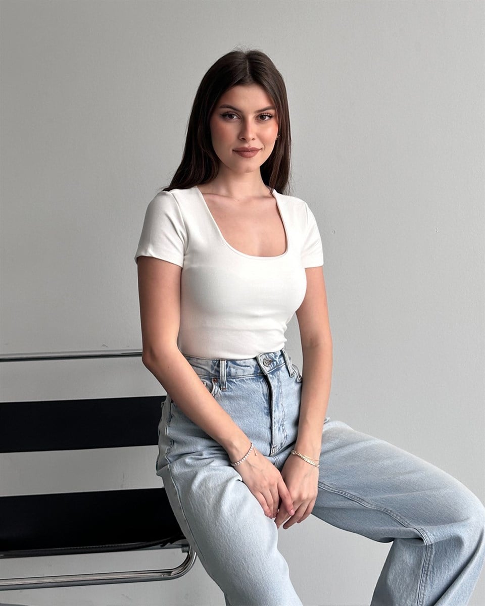 Kare Yaka Beyaz Tişört