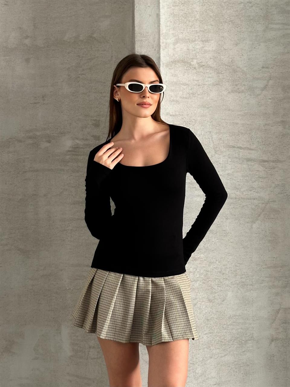 Kare Yaka Siyah Bluz