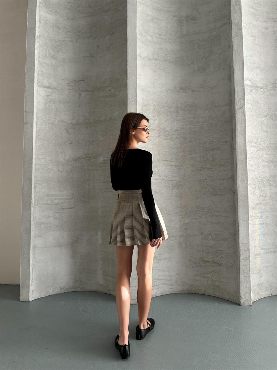 Kare Yaka Siyah Bluz