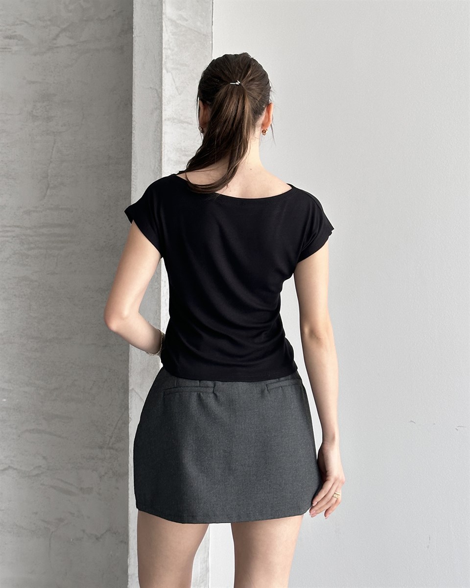 Kayık Yaka Siyah Bluz