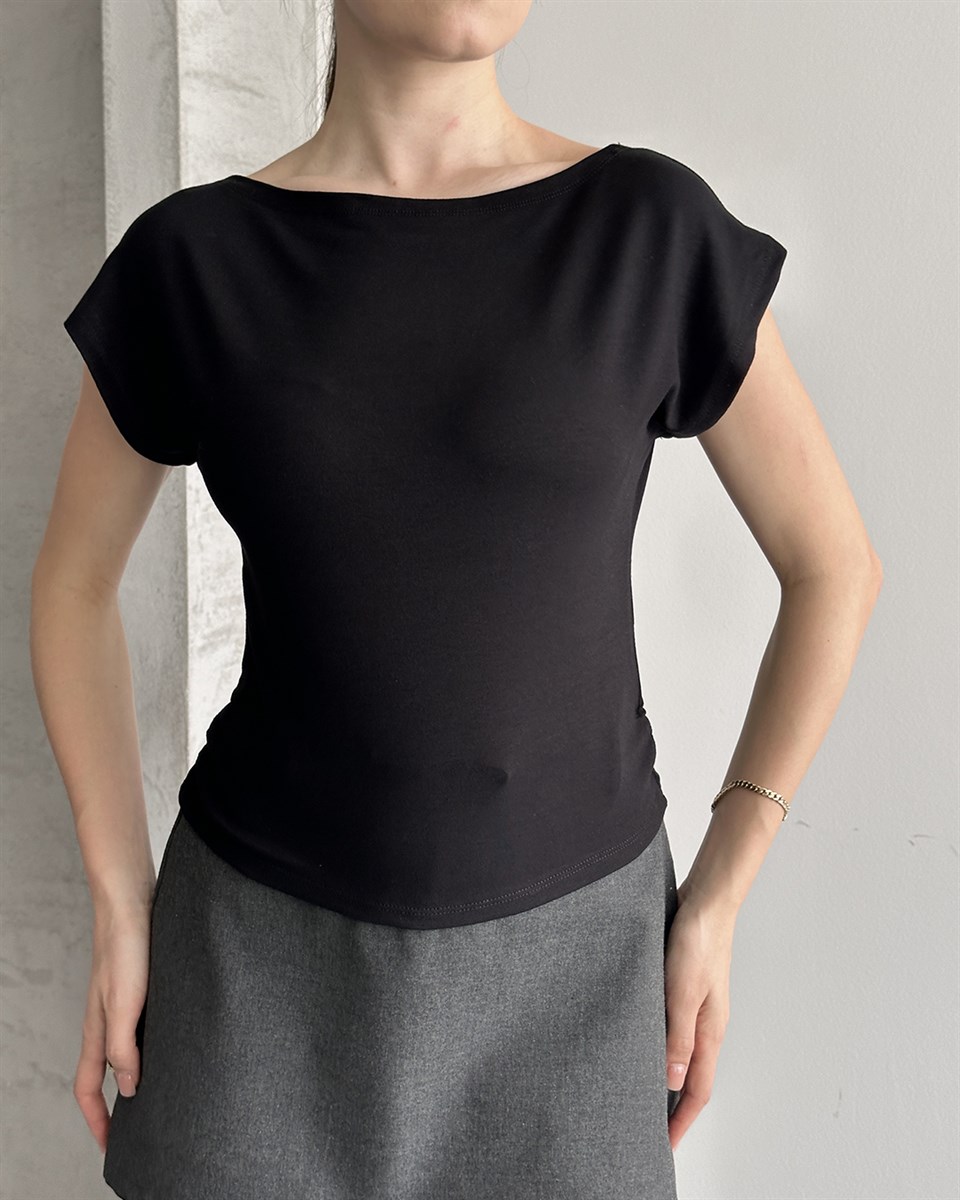 Kayık Yaka Siyah Bluz