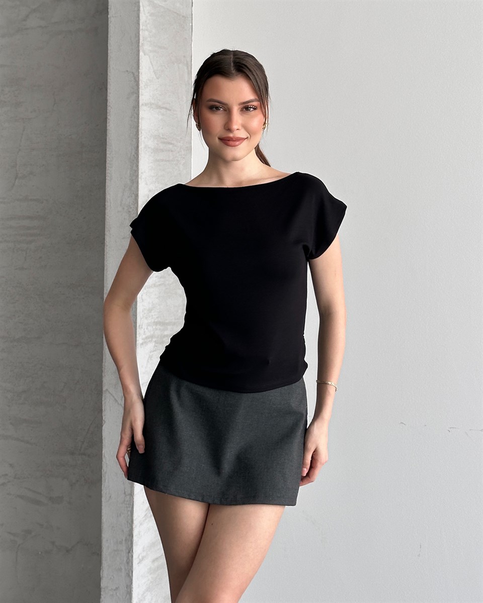 Kayık Yaka Siyah Bluz