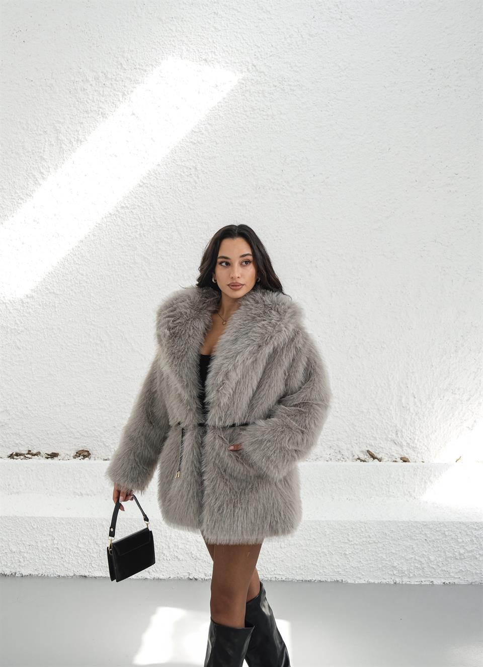 Kemerli Uzun Gri Kürk Kaban