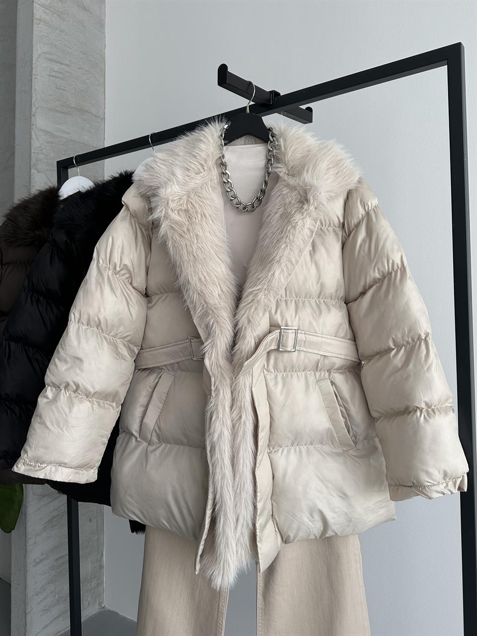 Kürk Detaylı Kemerli Şişme Bej Mont