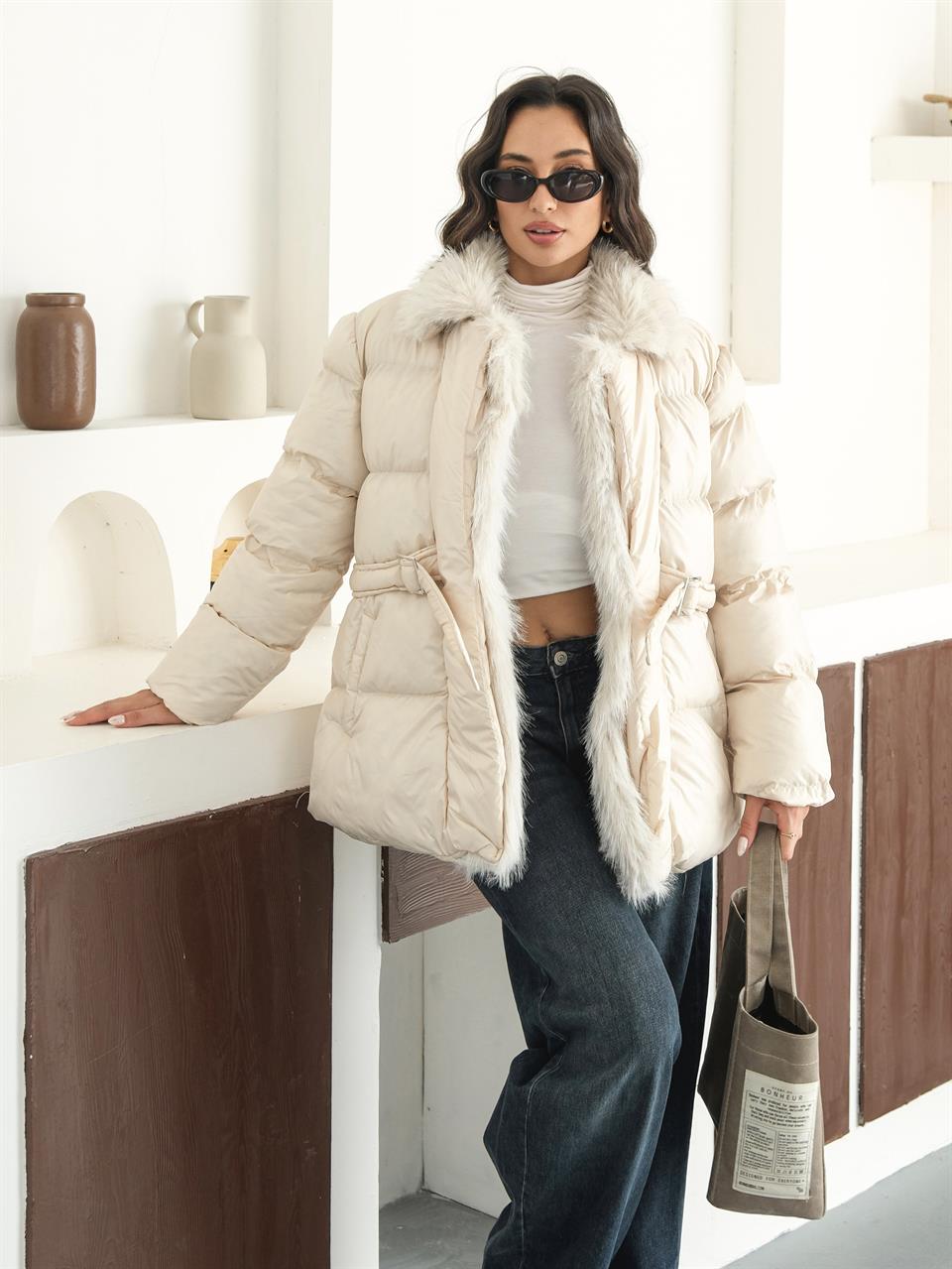 Kürk Detaylı Kemerli Şişme Bej Mont