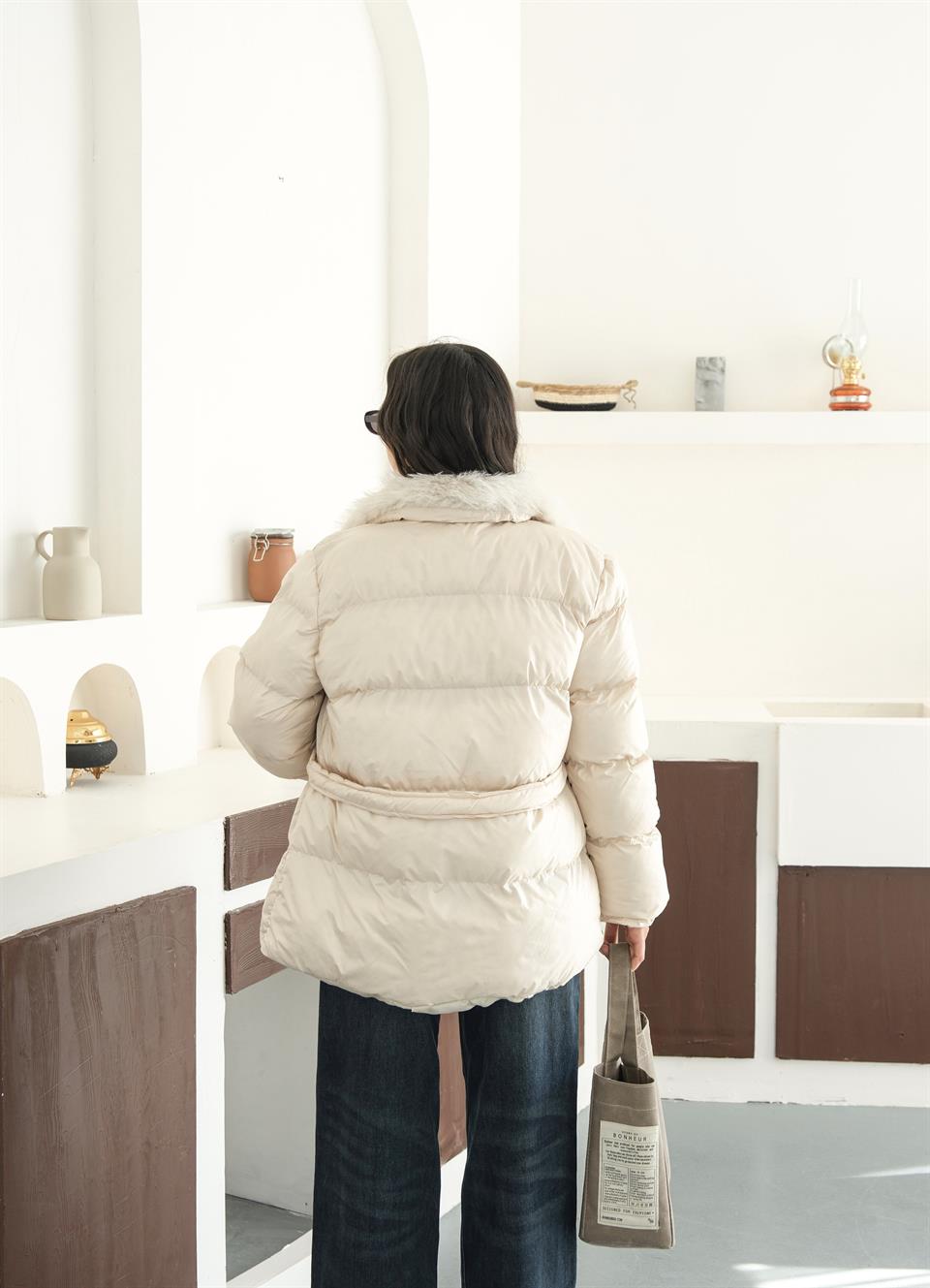 Kürk Detaylı Kemerli Şişme Bej Mont