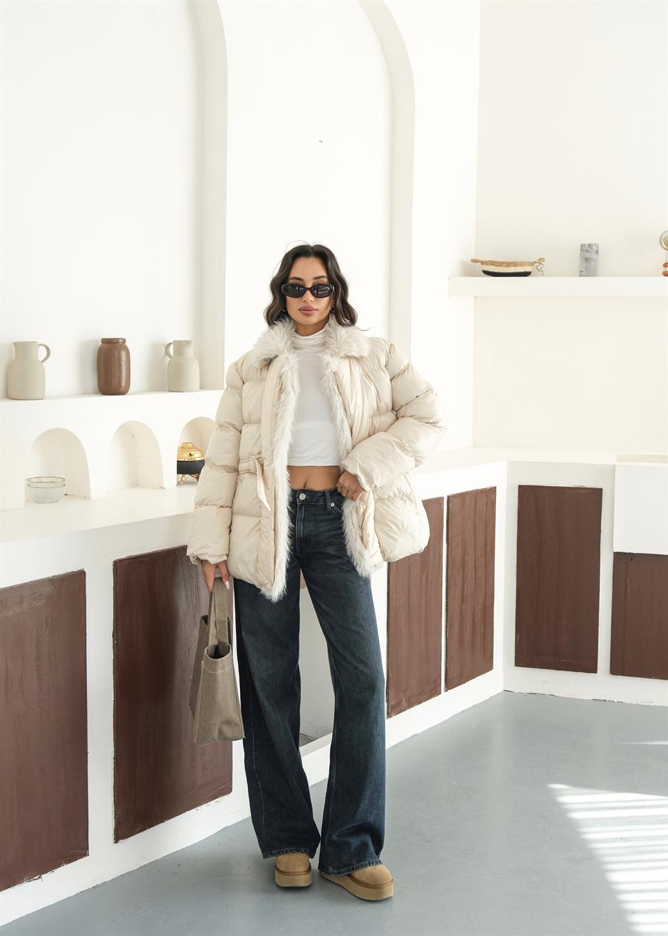 Kürk Detaylı Kemerli Şişme Bej Mont