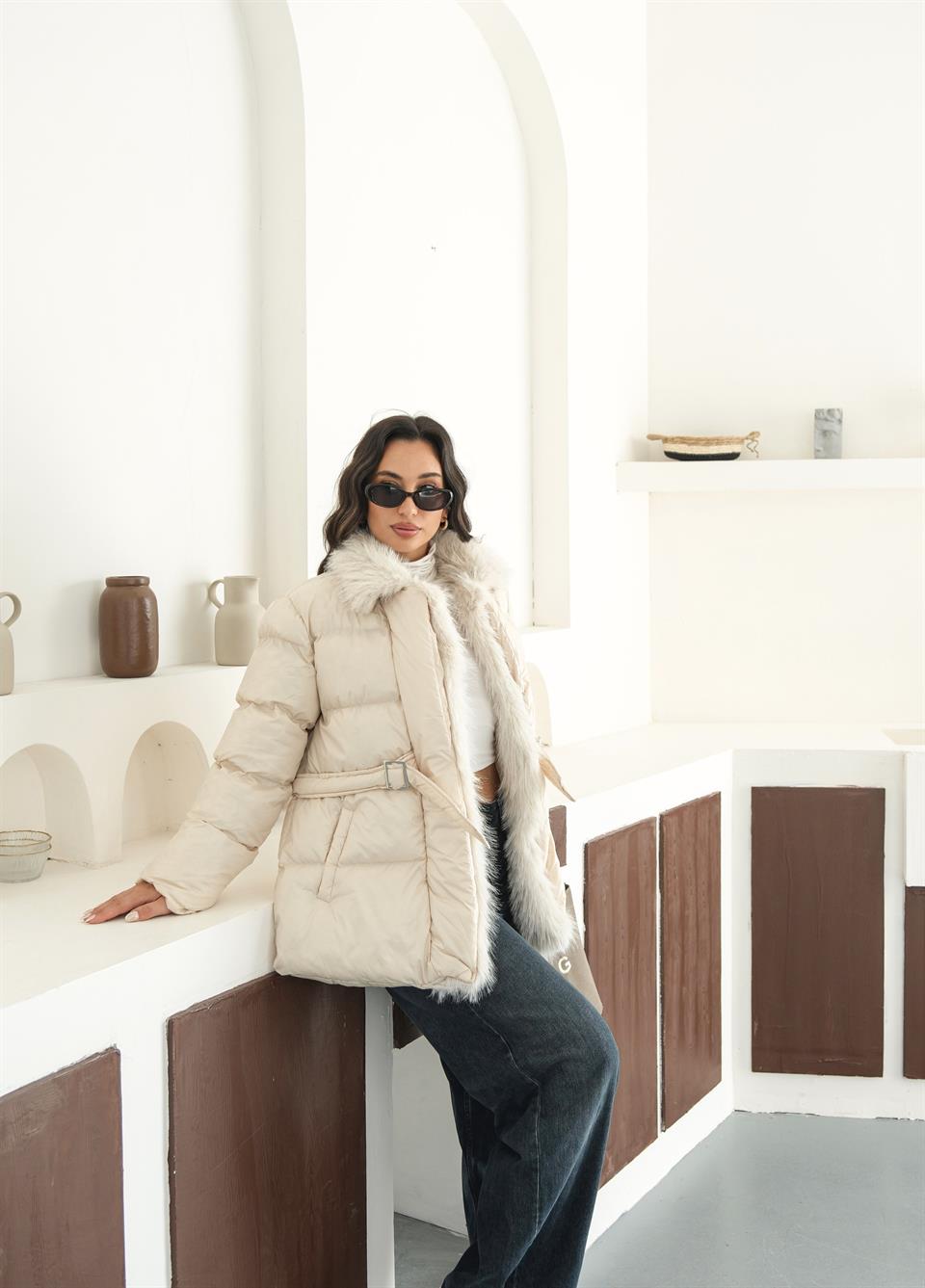 Kürk Detaylı Kemerli Şişme Bej Mont