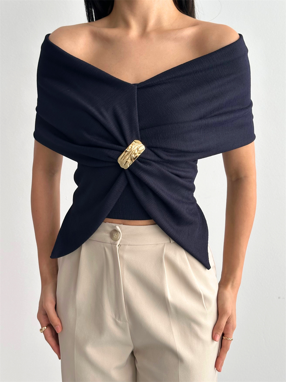 Madonna Yaka Gold Tokalı Lacivert Bluz