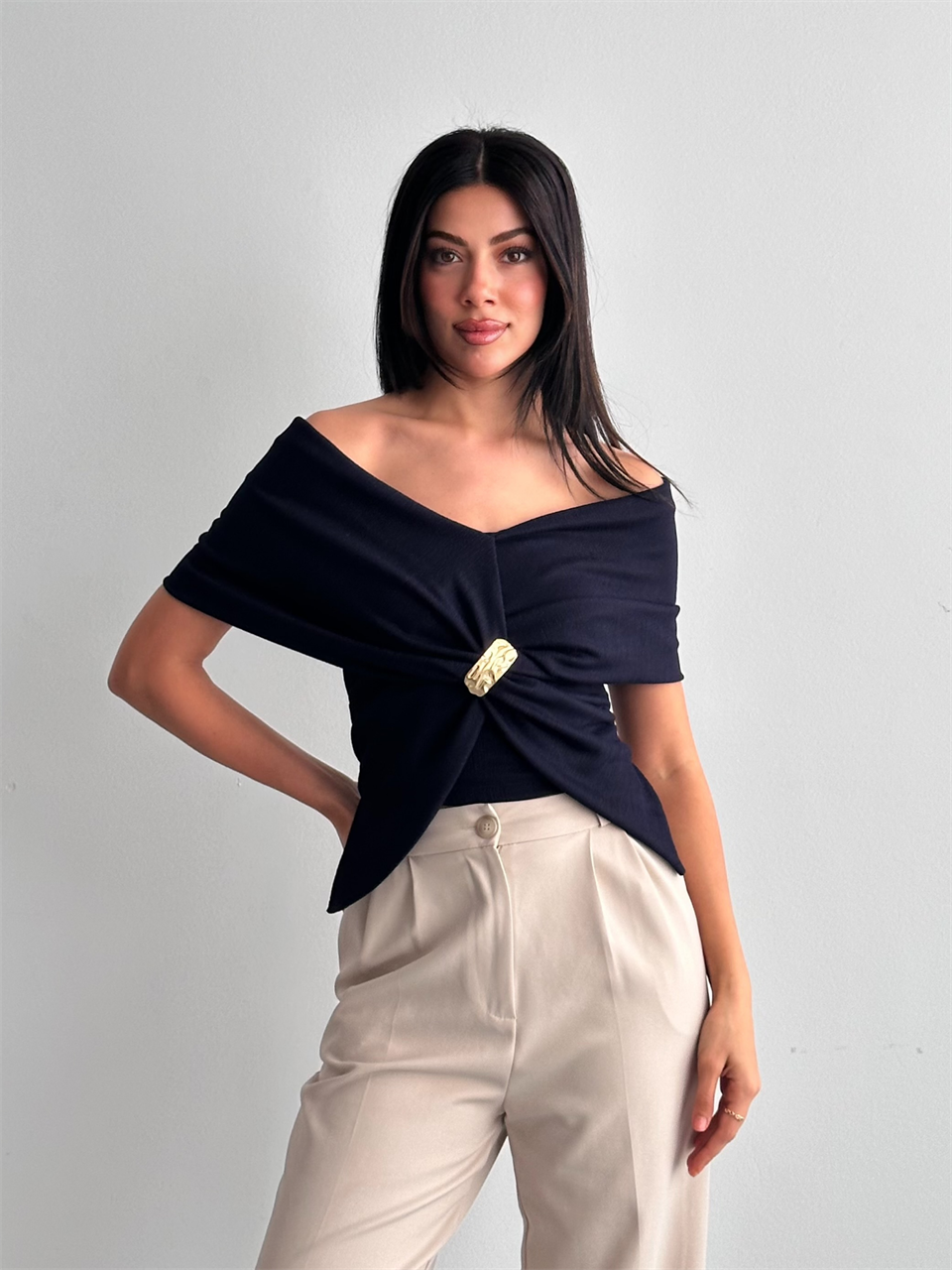 Madonna Yaka Gold Tokalı Lacivert Bluz