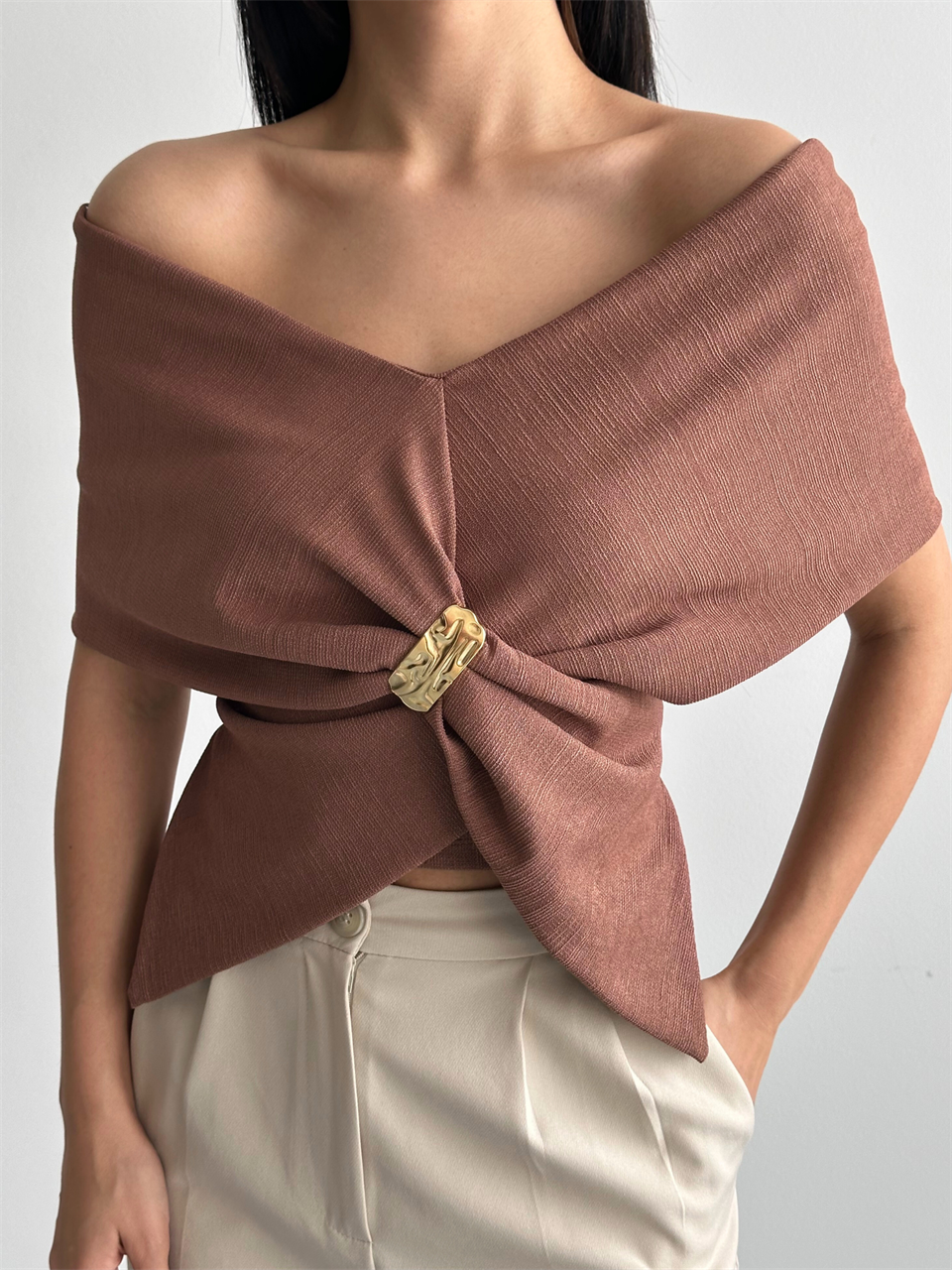 Madonna Yaka Gold Tokalı Vizon Bluz