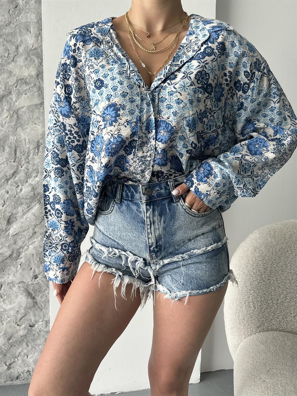 Mavi Çiçek Desenli Gömlek