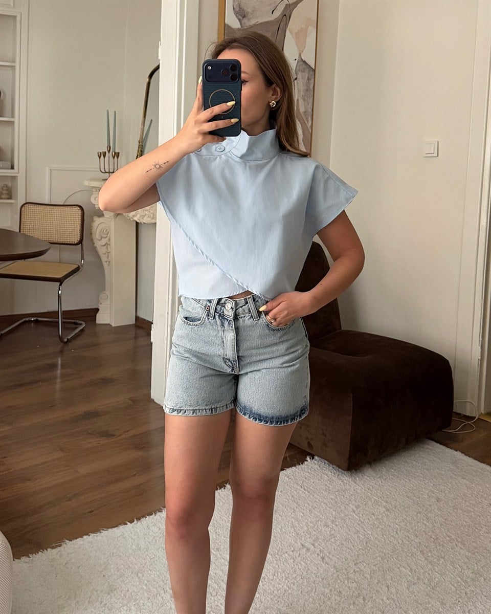 Mavi Düğme Detaylı Crop Bluz