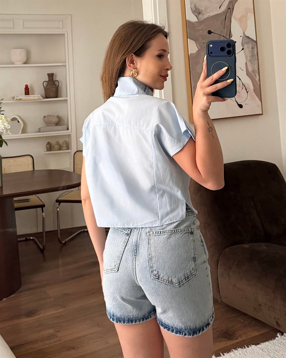 Mavi Düğme Detaylı Crop Bluz