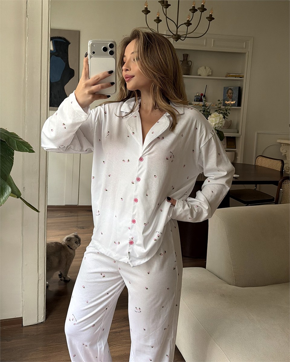 Minik Çilek Desenli Düğmeli Beyaz Pijama Takımı