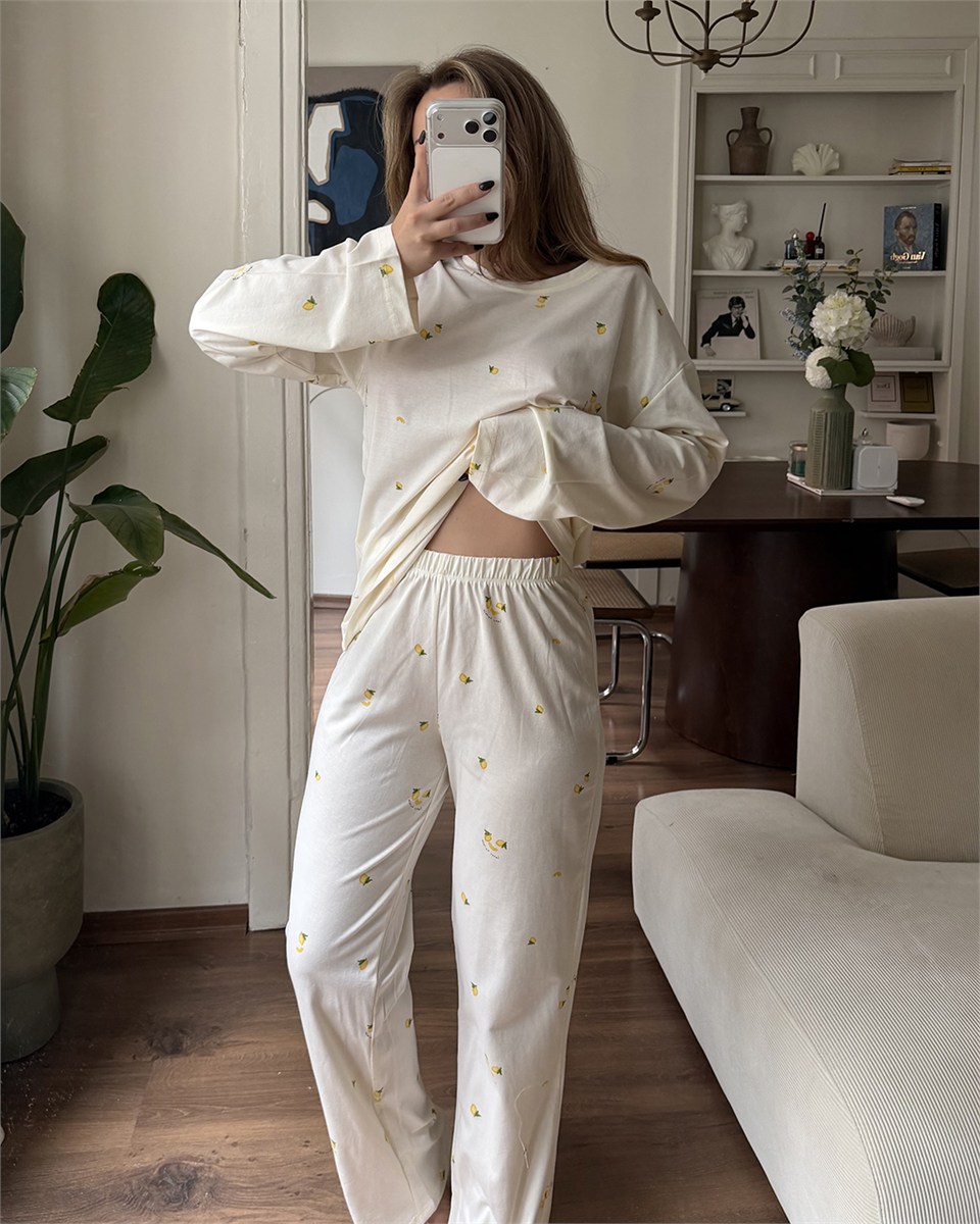 Minik Çilek Desenli Düğmeli Beyaz Pijama Takımı