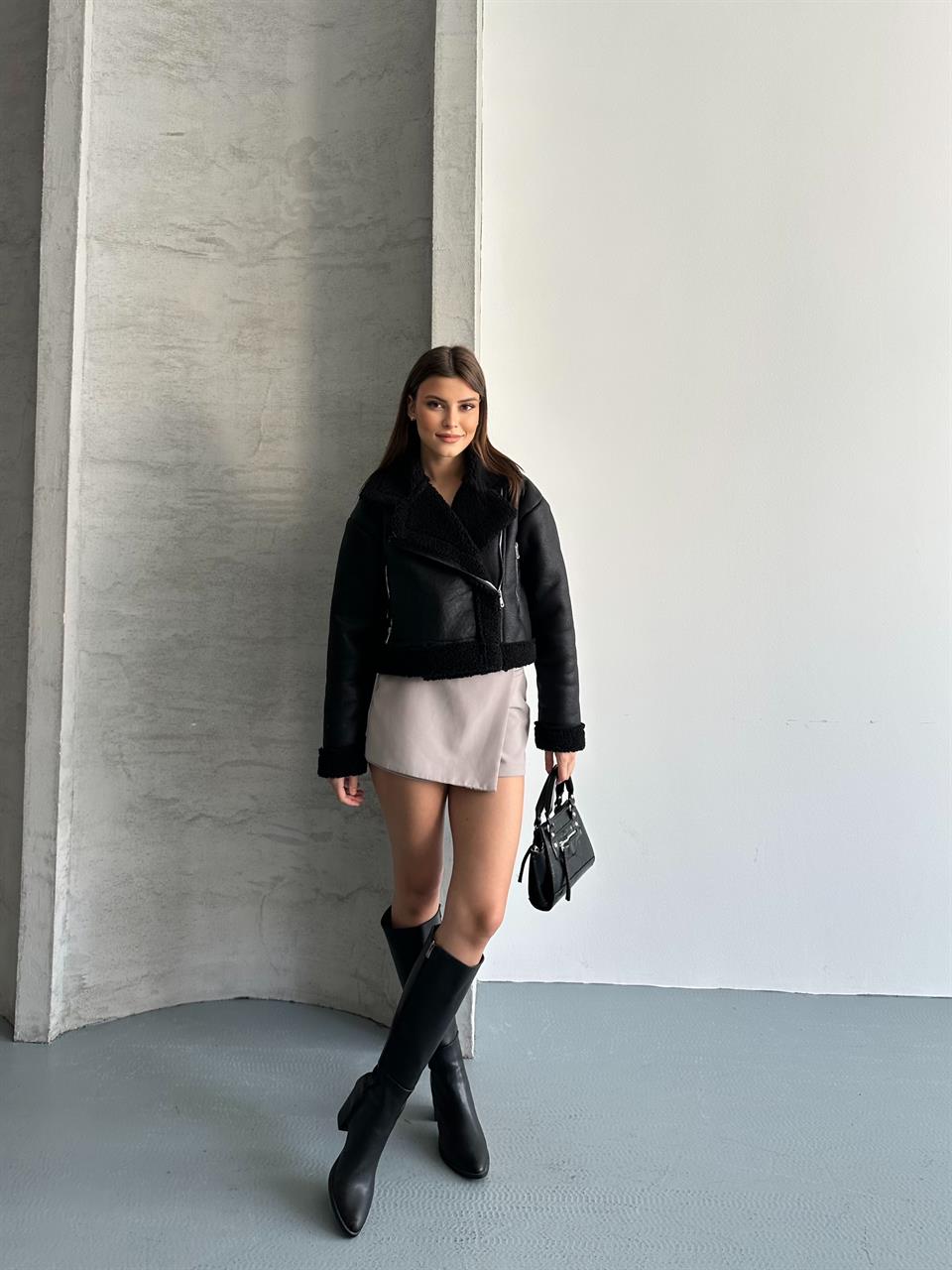 Peluş Yaka Siyah Kısa Deri Mont