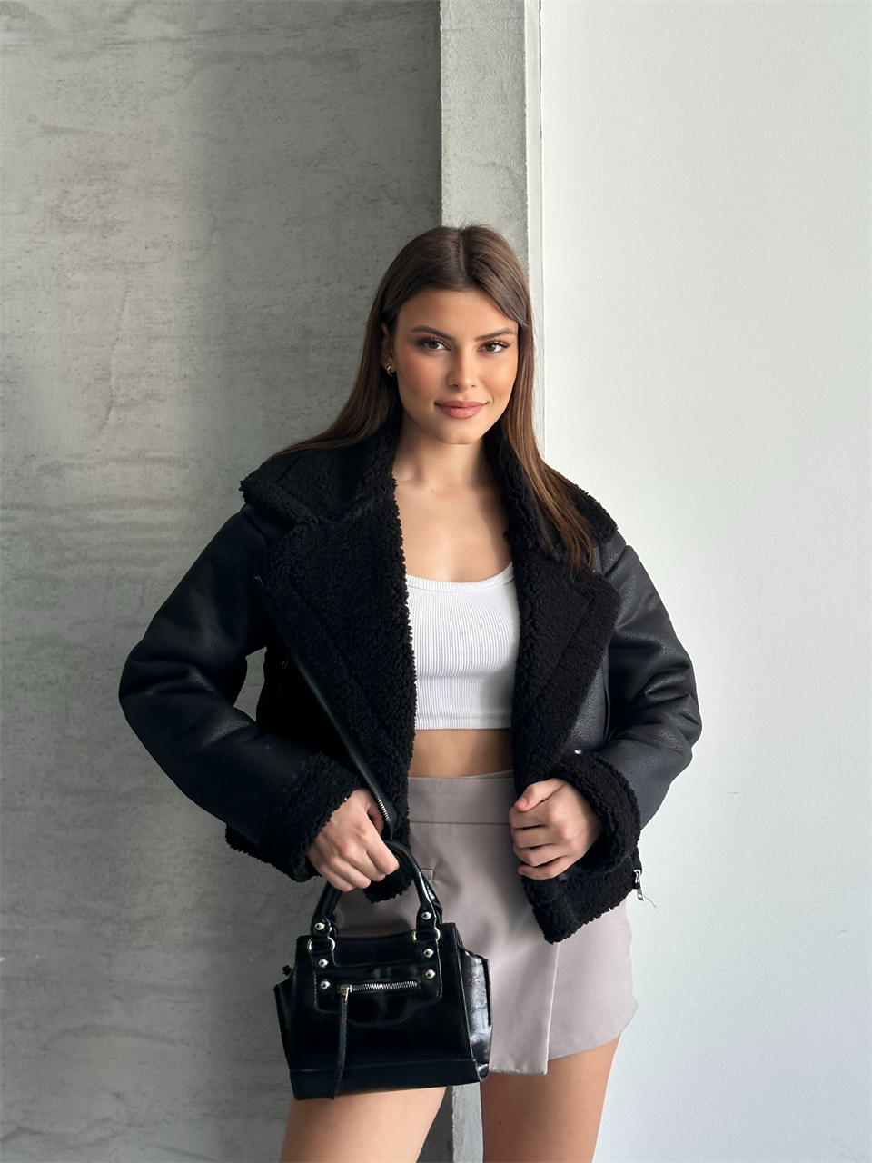 Peluş Yaka Siyah Kısa Deri Mont