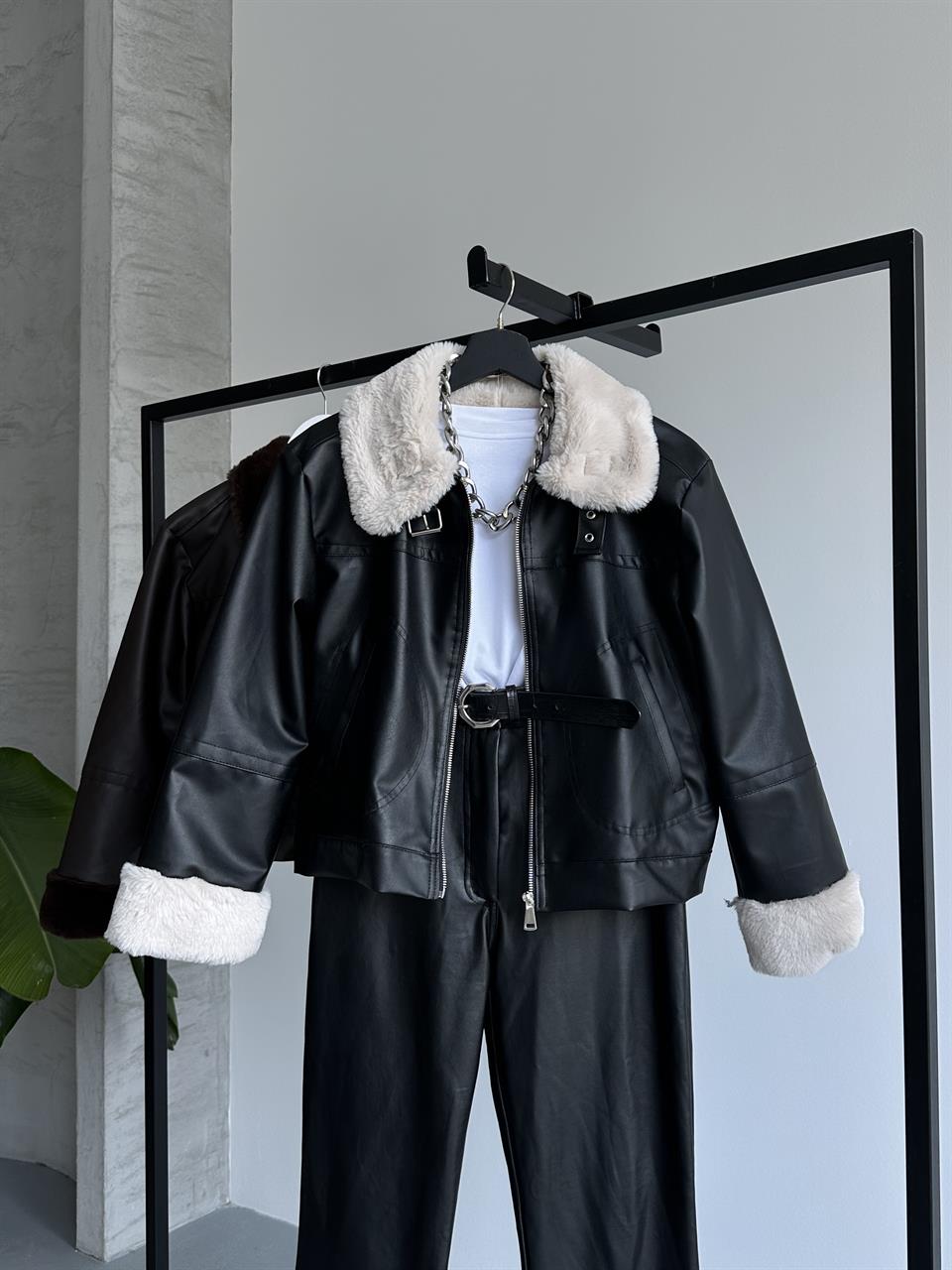 Petra Bej Kürklü Siyah Deri Ceket