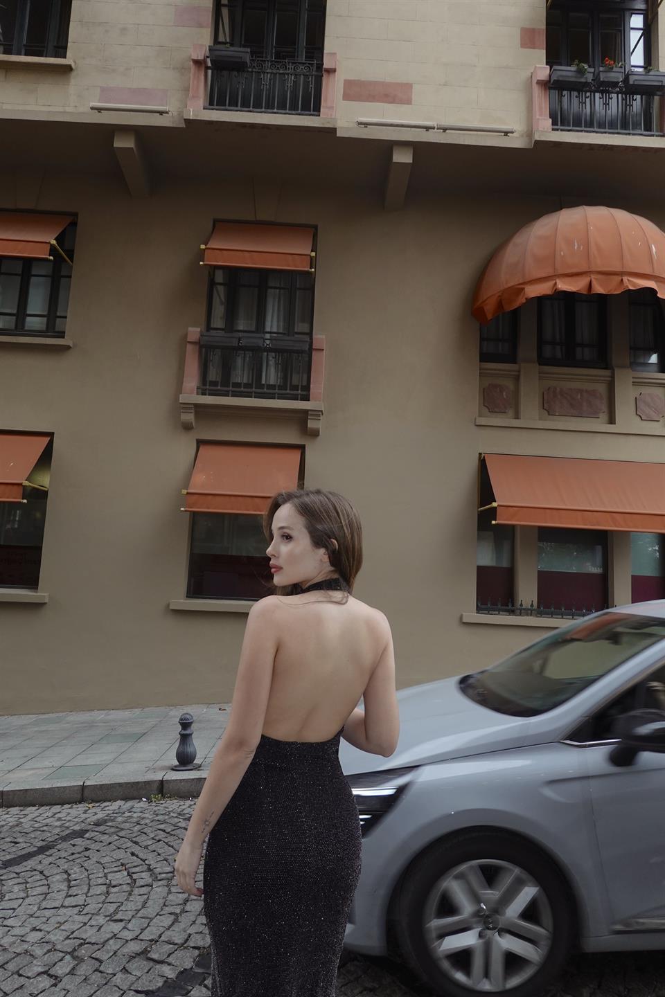 Premium Sırt Dekolteli Simli Siyah Uzun Elbise