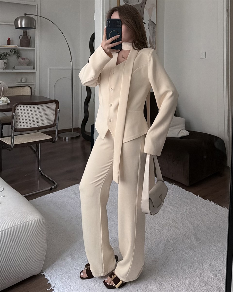 Şal Detaylı Krem Blazer Takım