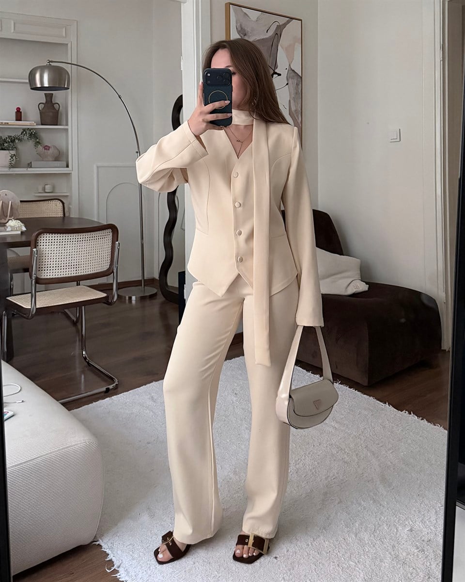 Şal Detaylı Krem Blazer Takım