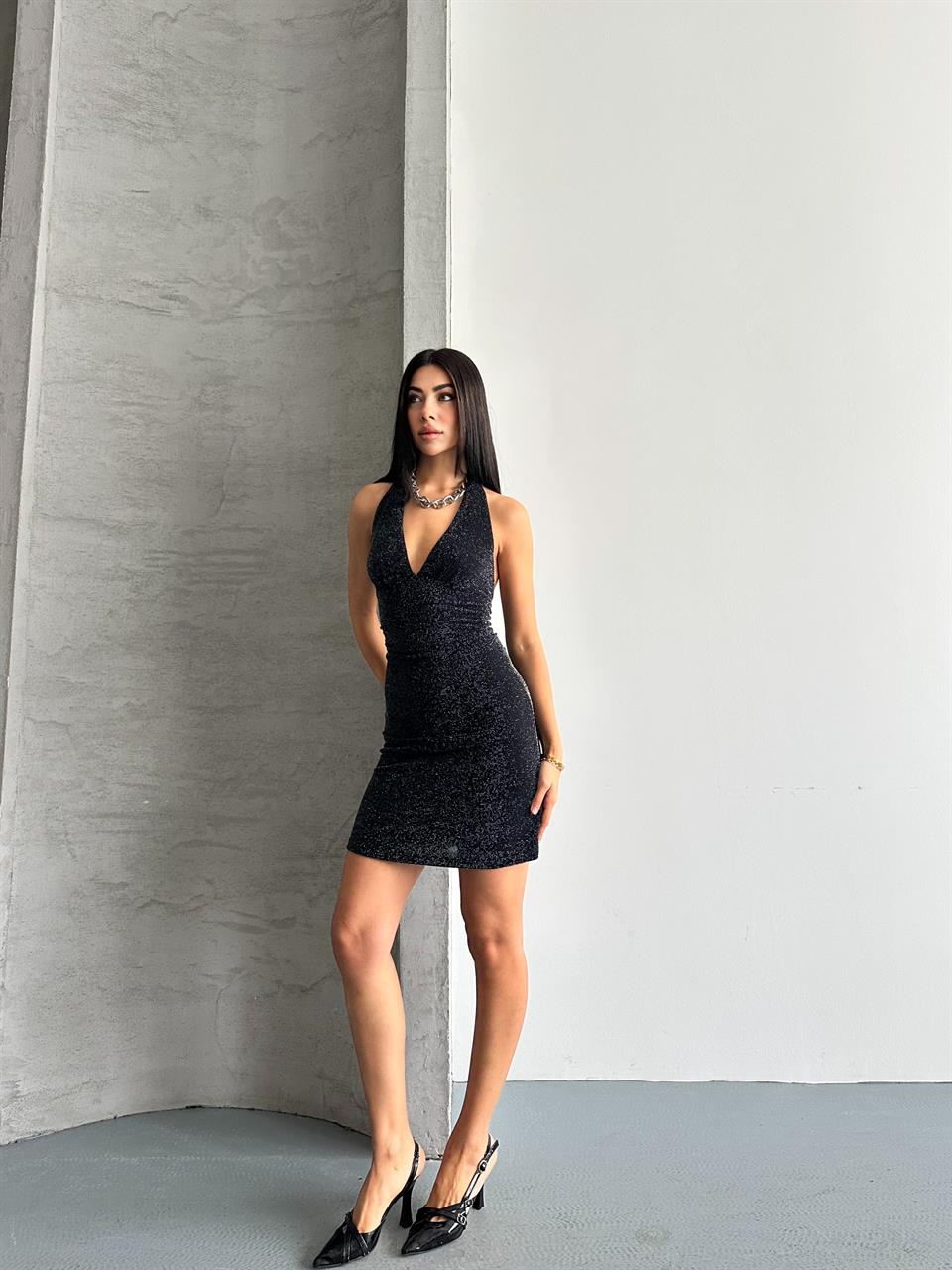 Sırt Dekolteli Taşlı Siyah Elbise