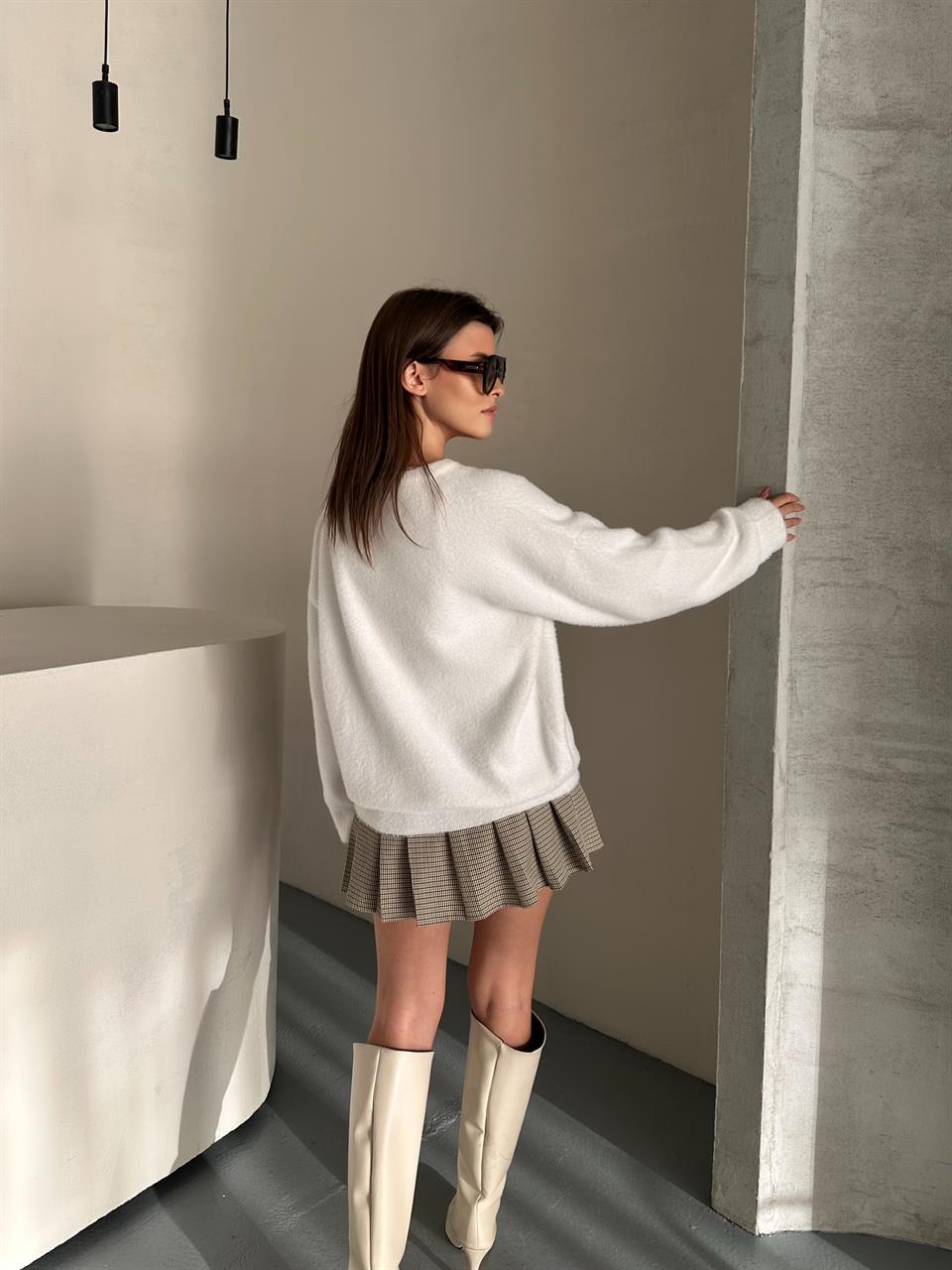 Taş Detaylı Beyaz Kazak