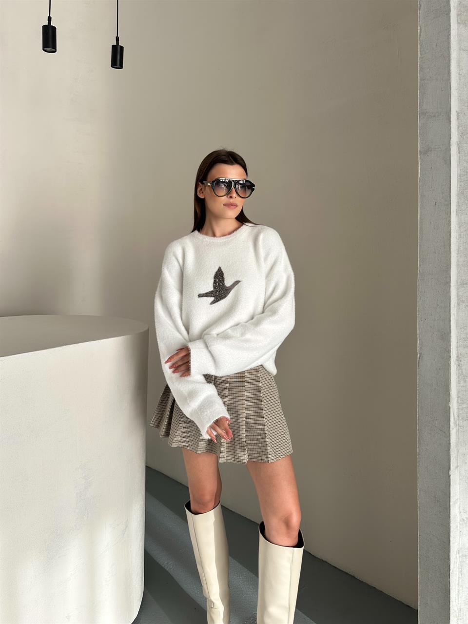 Taş Detaylı Beyaz Kazak