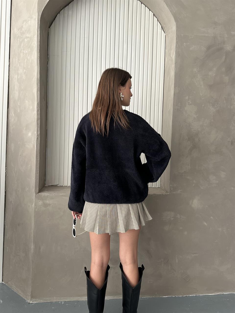 Taş Detaylı Siyah Kazak