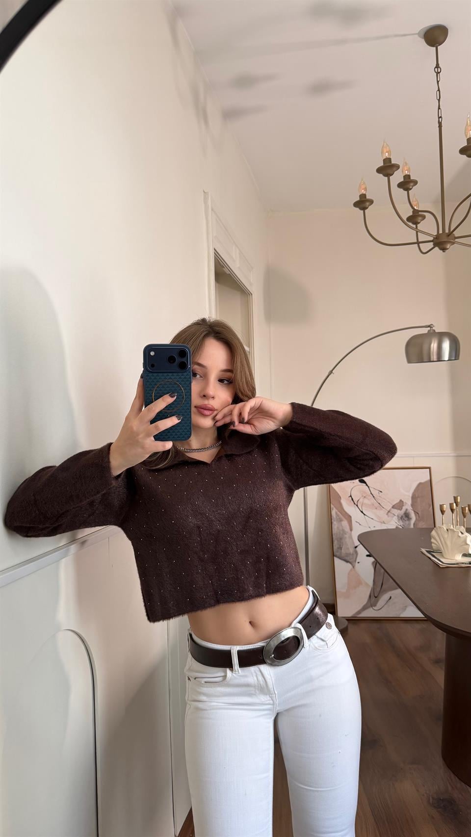 Taşlı Yakalı Kahverengi Crop Kazak