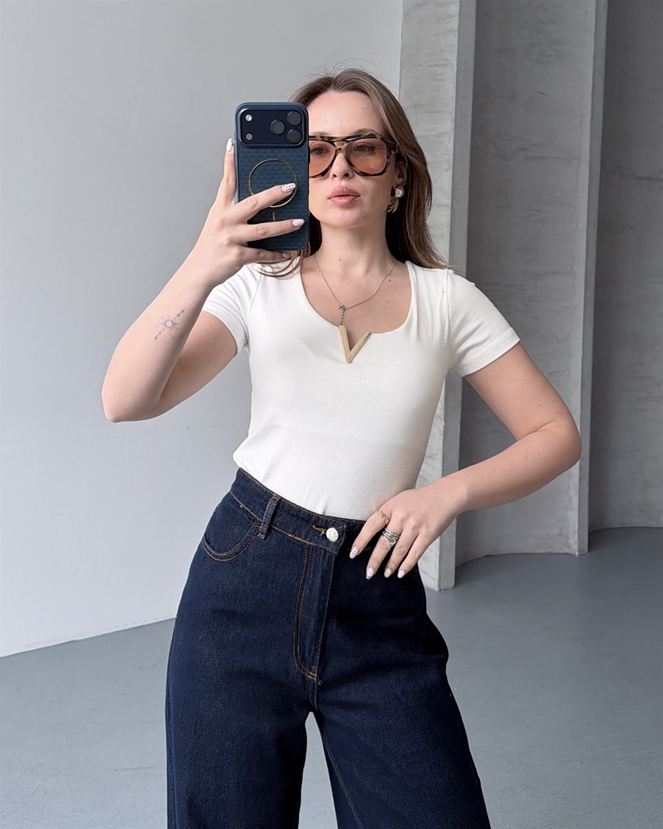 V Yaka Beyaz Tişört