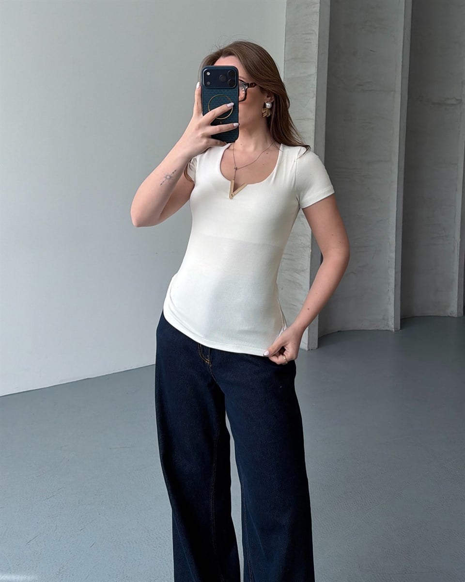 V Yaka Beyaz Tişört