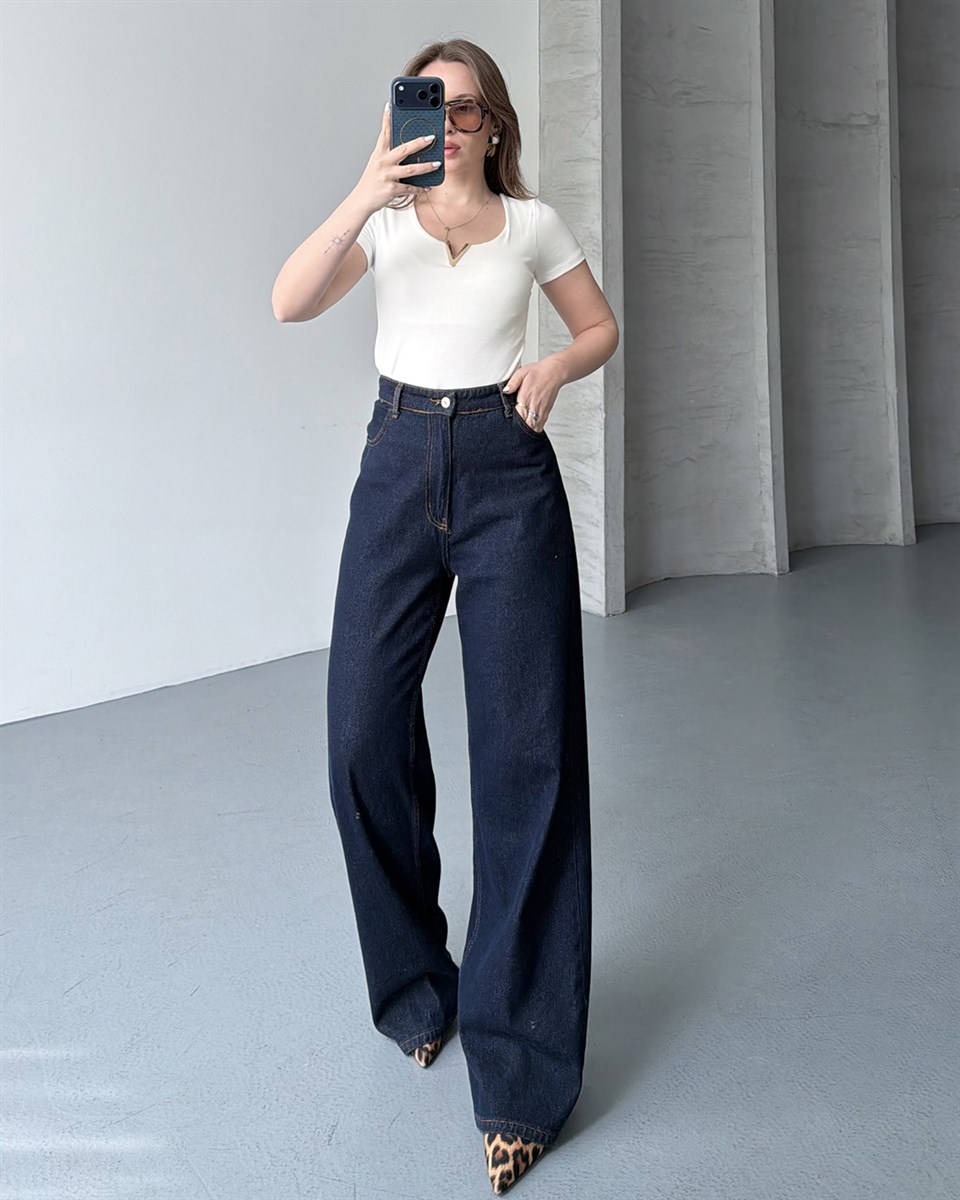 V Yaka Beyaz Tişört