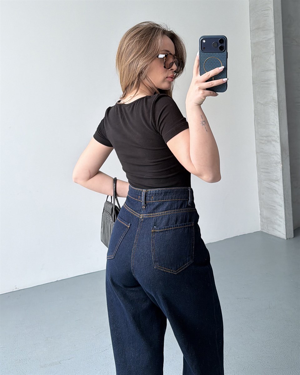 V Yaka Siyah Tişört