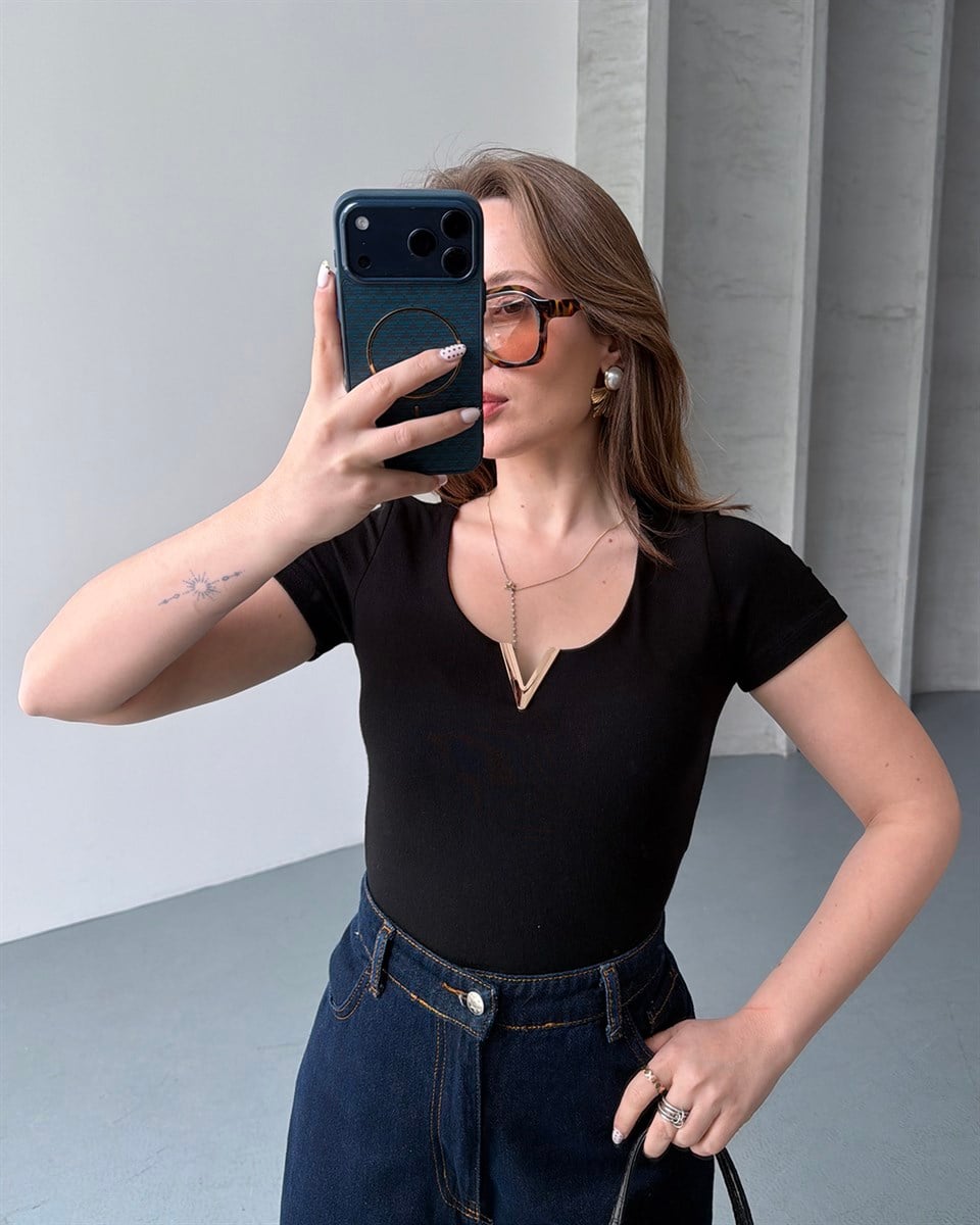 V Yaka Siyah Tişört