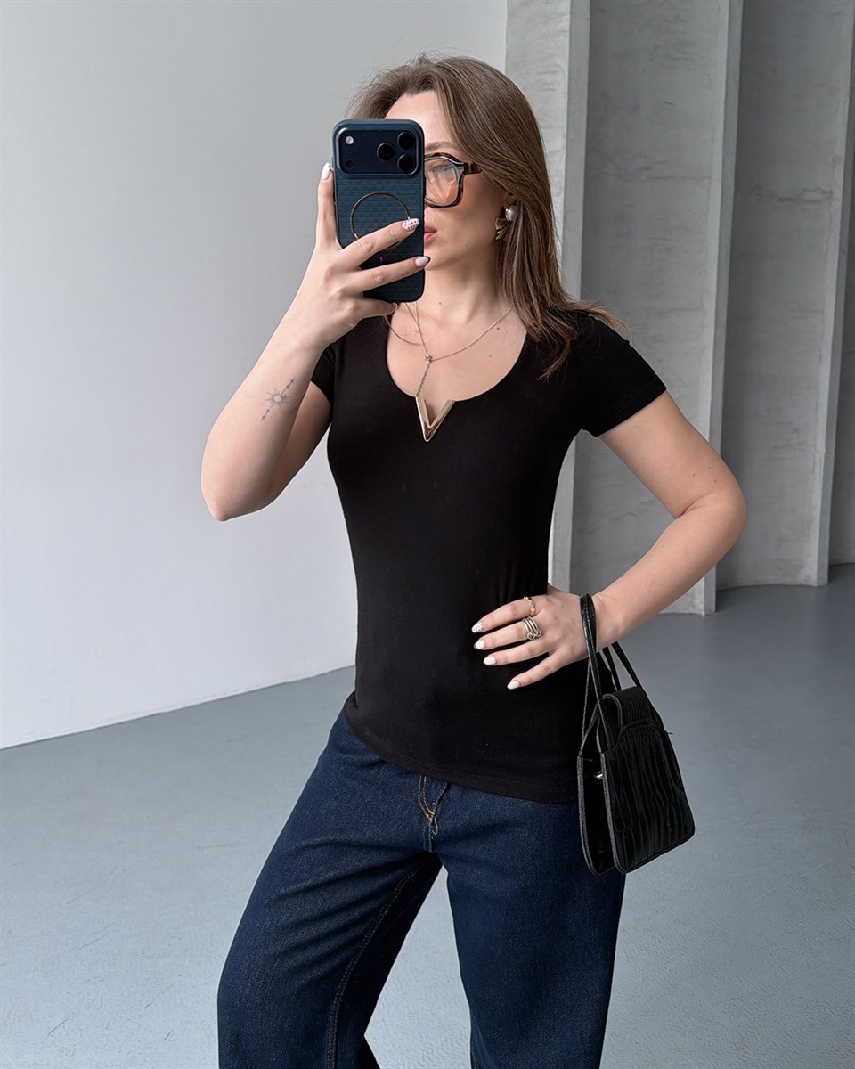 V Yaka Siyah Tişört