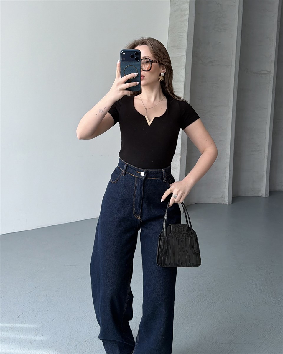 V Yaka Siyah Tişört