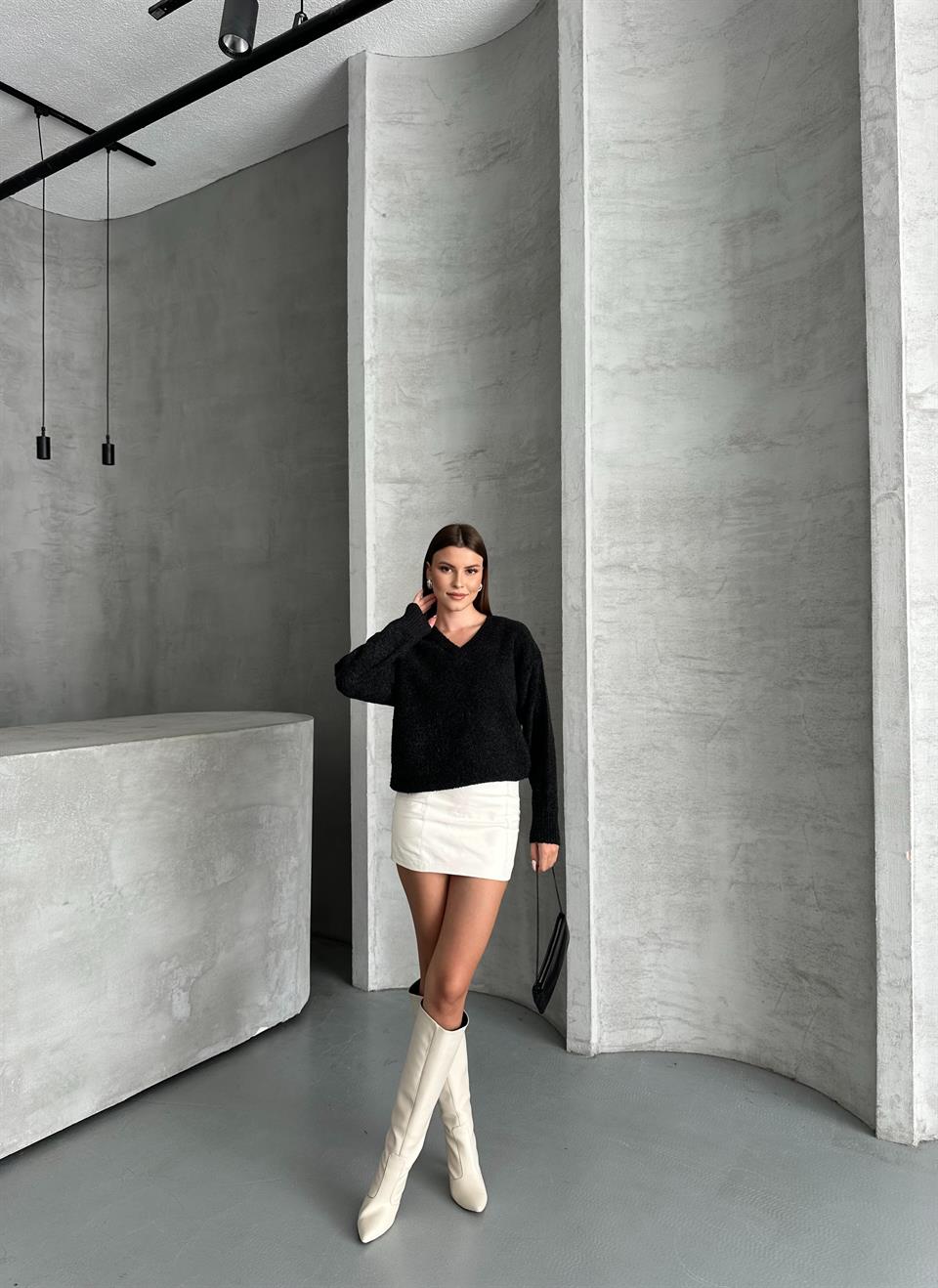 V Yaka Yumuşak Siyah Oversize Kazak