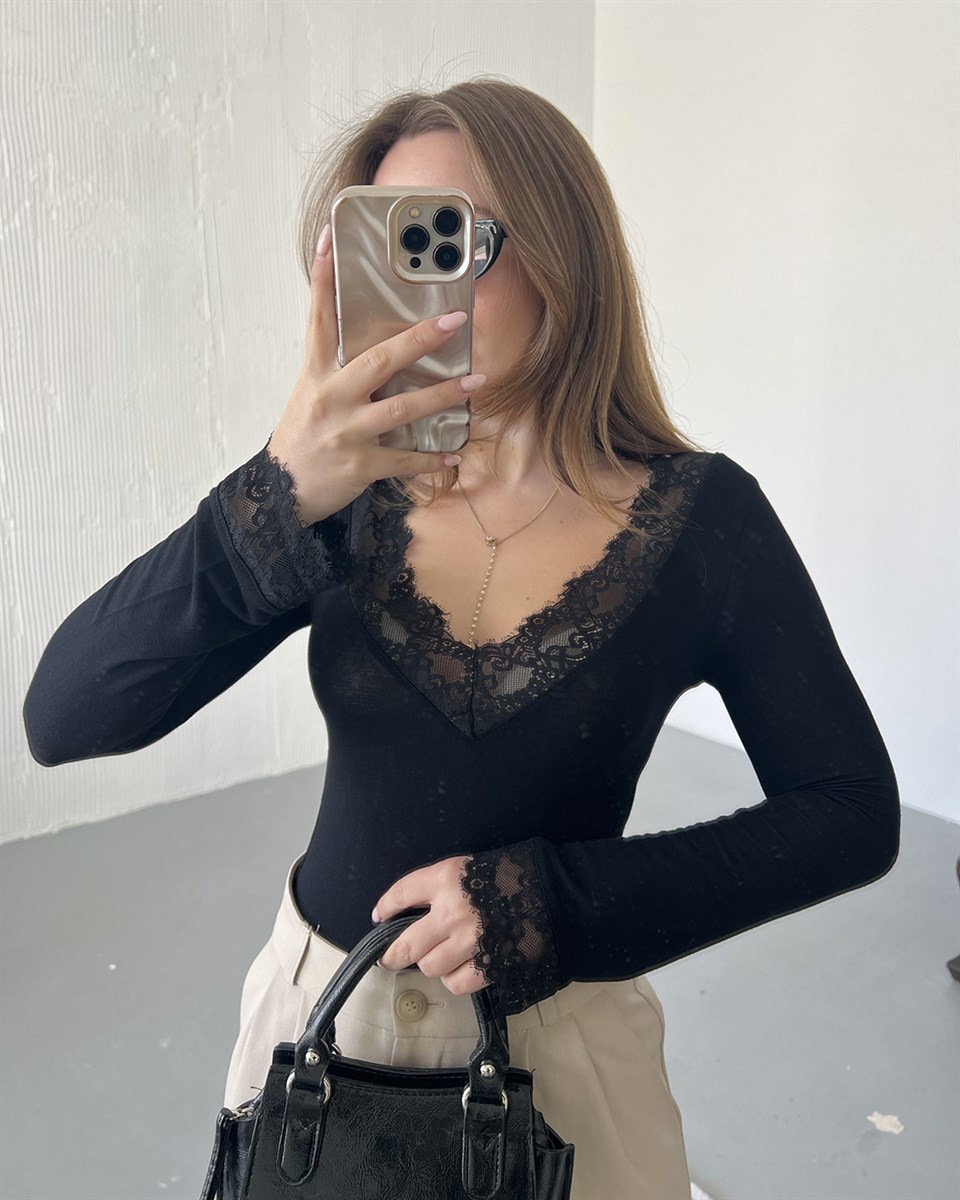 Dantel Detaylı V Yaka Siyah Body