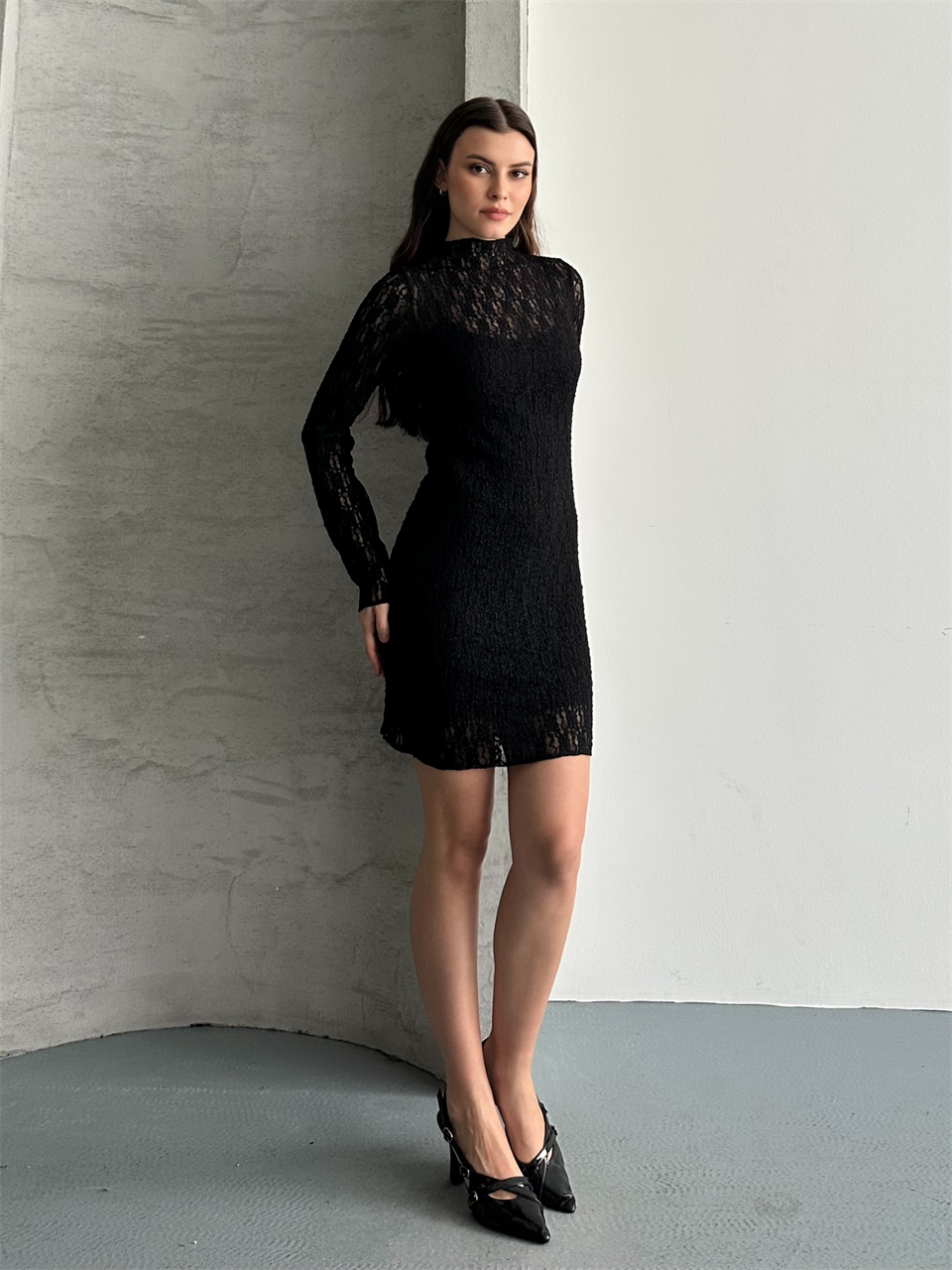 Yüksek Yaka Dantelli Siyah Mini Elbise